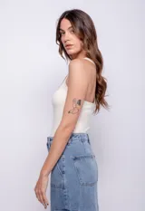 Top blanco de tejido de punto acanalado, sin mangas y con escote en V.