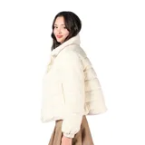 Campera de piel sintética color crudo, con cuello alto y cierre frontal completo.