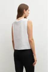 Blusa sin mangas color celeste de lino.