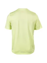 Remera técnica de trail running color amarillo neón, de manga corta y cuello redondo. Presenta el logo de la marca estampado verticalmente en el centro del pecho en color gris claro. Confeccionada en tejido elástico y transpirable de secado rápido.