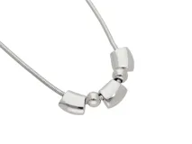 Collar de acero plateado con cadena de eslabones y cinco dijes: tres barras rectangulares y dos esferas.