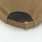 Gorra de gabardina color beige con visera curva y bordado frontal con la frase 'Creative Club'.