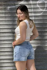 Short pollera de jean rígido color celeste claro, de tiro alto y diseño ajustado con efecto lavado.