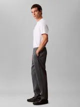 Pantalón de tejido grueso de punto liso con cintura elástica, corte ceñido y largo al tobillo. Presenta un diseño minimalista con logo de la marca bordado en el muslo.