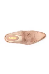 Zueco de cuero negro con diseño de estilo western, con costuras decorativas en el empeine, punta redondeada y taco cuadrado bajo.