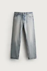 Pantalón denim de corte recto desde la cadera hasta el tobillo, de tiro medio y color celeste claro con efecto lavado. Cuenta con diseño clásico de cinco bolsillos y cierre frontal con cremallera y botón metálico.