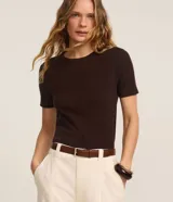 Blusa básica de manga corta y cuello redondo, confeccionada en tejido rib con diseño ajustado al cuerpo.