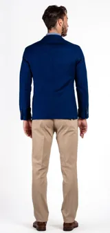 Blazer azul marino de doble botonadura, con solapas de muesca, bolsillo de parche en el pecho con pañuelo estampado y bolsillos de parche en la parte delantera.