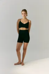 Short deportivo negro de tejido de morley con cintura ancha y logo a contratono en la cintura trasera.