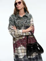 Chaqueta larga tipo camisa con diseño patchwork, confeccionada mediante la combinación de diversos tejidos de algodón con estampados de cuadros, tartán y motivos florales. Presenta cierre frontal con botones, cuello clásico, bolsillos delanteros con solapa y bordes deshilachados.