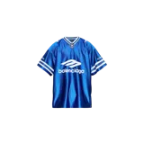 Remera de fútbol Balenciaga de corte oversize, color azul satinado con cuello en V blanco y rayas en las mangas. Cuenta con el logotipo de la marca estampado en el pecho.