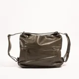 Bandolera verde oscuro de cuero sintético con textura. Tiene correa larga regulable, cierre superior y bolsillo frontal con cierre.