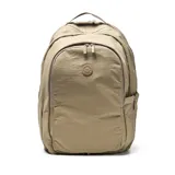 Mochila deportiva color verde oliva, confeccionada en material textil con acabado arrugado. Cuenta con compartimento principal amplio, bolsillo frontal con cierre, compartimento inferior independiente para calzado y tirantes ergonómicos ajustables. Incluye logo circular de la marca en el frente.