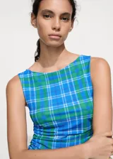 Top crop sin mangas con cuello redondo y diseño entallado con detalles drapeados. Presenta un estampado de cuadros en tonos azules y verdes.