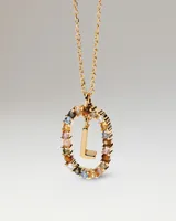 Collar de plata de ley bañado en oro de 18k con un colgante ovalado adornado con circonitas multicolor y una letra L en el centro.