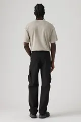 Pantalón cargo negro de corte recto con bolsillos laterales con fuelle y solapa con botón a presión. Tiene bolsillos delanteros y traseros.