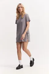 Vestido corto de manga corta color gris con efecto desgastado, de corte holgado y diseño liso.