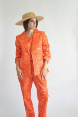 Blazer de lino y algodón color naranja con estampado de hojas.