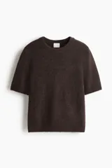 Buzo de punto fino suave de manga corta con cuello redondo y remate acanalado en el cuello, puños y bajo.