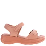 Sandalias de plataforma baja con tiras de ajuste con velcro, confeccionadas en material sintético y textil, con diseño ergonómico.