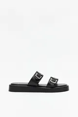 Sandalia tipo slide de plataforma, color marrón, con dos tiras anchas ajustables con hebillas metálicas doradas.