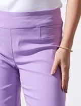 Pantalón capri de gabardina elastizada color beige, marca Zac & Reachel. Pretina ancha elastizada. Delantera y trasera con bolsillos simulados.