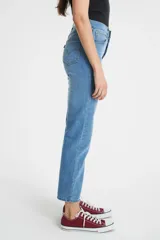 Jeans Levi's modelo Ribcage Straight Ankle de tiro extra alto, corte recto y largo al tobillo. Confeccionados en denim de algodón con cierre de botones en la bragueta.