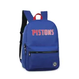 Mochila azul de nylon con el logo de los Detroit Pistons en el frente. Presenta un compartimento principal amplio, un bolsillo frontal con cierre y tiradores con el logo de la NBA. La espalda es de tela mesh para mayor transpirabilidad.