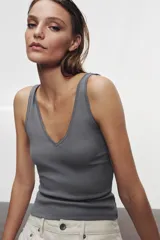 Musculosa de punto rib color marrón con mezcla de algodón, escote en V y tirantes anchos.
