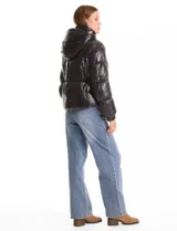 Campera puffer de Michael Kors con acabado brillante, diseño capitoneado, capucha integrada con cordones de ajuste, cuello alto, cierre frontal con tirador metálico y puños elásticos.