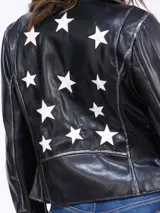 Campera rockera de símil cuero semi desgastado, con solapas amplias, cierre cruzado y bolsillos frontales con cierre.