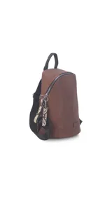 Mochila de símil cuero color negro, con asa de mano superior y correas regulables para llevar al hombro. Presenta cierre principal curvo en la parte superior y un bolsillo oculto en la espalda. Incluye llaveros colgantes decorativos en el tirador del cierre principal.