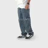Pantalón cargo baggy de denim azul con diseño oversize, múltiples bolsillos laterales y detalles de costuras deshilachadas.