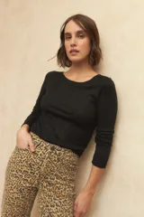 Remera negra de algodón, de manga larga y cuello bote.