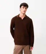 Remera de manga larga color marrón, confeccionada en tejido texturizado con cuello en V tipo polo. Presenta un diseño de calce confortable y acabado moderno.
