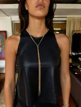Collar tipo corbatero de cadena fina dorada con múltiples hilos colgantes que crean un efecto de cascada.