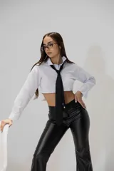 Camisa corta de manga larga color celeste, con cuello camisero y cierre frontal con botones.