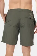 Bermuda de baño verde militar lisa, con bolsillos laterales y etiqueta con logo en la pierna.