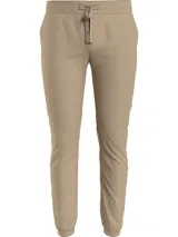 Pantalón de jogging color beige, corte slim, con cintura elástica ajustable con cordón, bolsillos laterales y logo de Tommy Jeans bordado en la parte trasera.