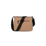 Bandolera bordó con correa larga regulable, compartimento principal con cierre superior, bolsillo frontal con cierre y detalle decorativo colgante. Cuenta con un bolsillo adicional con cierre en la parte posterior y organizador interno.