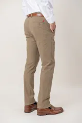 Pantalón de algodón twill con corte slim fit, color beige, de diseño clásico con bolsillos laterales y traseros.