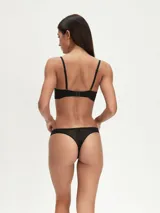 Vedetina de encaje negro con refuerzo de algodón.