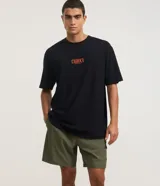 Bermuda Blue Steel de corte clásico, confeccionada en tejido ripstop de poliamida con elastano, en color verde militar. Cuenta con cintura elástica con cordón de ajuste interno, bolsillos laterales y un bolsillo con cierre en el lateral del muslo.