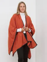 Ruana de tejido suave color azul oscuro, con vivos de ecocuero negro en los bordes.