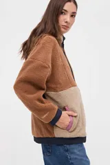 Campera de sherpa con diseño de bloques de color en tonos marrones y beige, con capucha, cierre frontal y detalles en nylon azul marino.