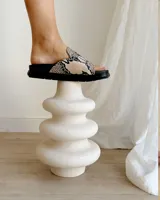 Sandalias chatas de cuero vacuno color beige con estampado de piel de serpiente.