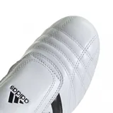 Zapatillas Adidas para taekwondo, color blanco con las tres tiras clásicas en negro y suela color caramelo.