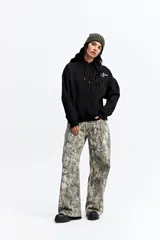 Buzo canguro negro con capucha regulable, bolsillo frontal y estampa gráfica en la espalda. Confeccionado en tejido de algodón y poliéster, con un fit relajado.