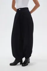 Pantalon de jean estilo barrel, de tiro medio, con bolsillos laterales y botamangas ajustadas con elástico.