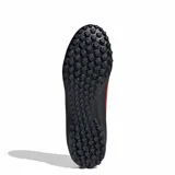 Championes de fútbol Adidas modelo F50 Club, color negro con detalles en rojo vibrante. Presentan un diseño aerodinámico con cordones y textura en la superficie para un mejor control del balón.